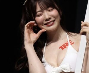 【画像】石川澪ちゃん、マン筋がくっきりビキニwwwwwwwww