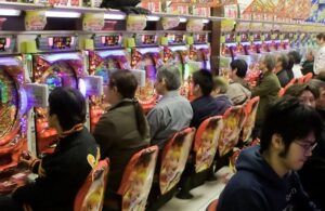 パチンコ客、最大効率を追求した結果こうなるwwwww