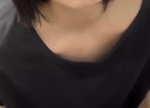 【画像】Aカップ美女が前屈みでチラ乳首wwwwwwwww
