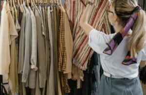【悲報】女さん、男がパルコの美人店員でシコることが許せない…