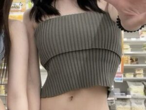令和世代の女子高生、おなか丸出し姿で自撮りパシャリwwwwwww