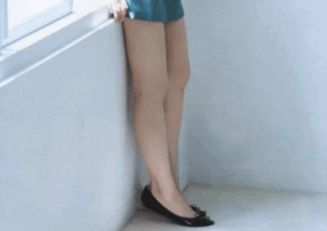 【画像】女の子さん、強調でパンチラしてまうwwwwwww