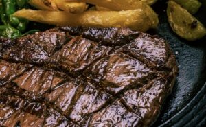 【画像】食べ切れたら1万円もらえる2キロのステーキｗｗｗｗｗｗｗｗｗ