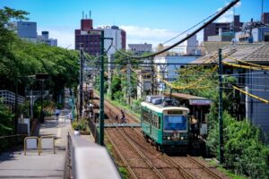 【画像】都電の女性運転手、えちえちすぎて撮り鉄の下半身が炎上