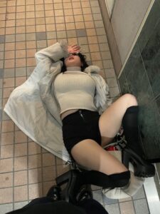 【画像】酔いつぶれた女さん、エロすぎる