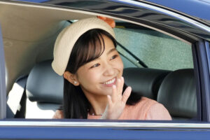 【画像】佳子さまの本、Hな雑誌と一緒に陳列されてしまう