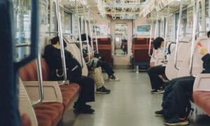 【悲報】ワイ「チッ、くせえよ。くせえ奴は電車使うな(周りに聞こえる声)」→臭いの元はワイのトートバッグの肩紐だった