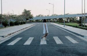 【画像】歩いてて車と出会った時にこれやってるやつｗｗｗｗｗｗｗ