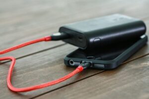 【悲報】女さん「モバイルバッテリーでオトナ女子可愛い充電しちゃお♪」