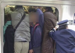 インド人『日本の満員電車はザコ。本場の満員電車がこちら』