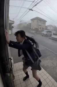 【画像】JKさん、暴風雨に見舞われる