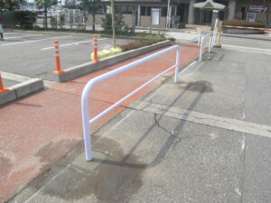 【画像】コンビニの前にある強そうな防護柵、何の意味もなかった