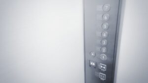昔ってエレベーターのボタン押すだけのエロい人居たよな？