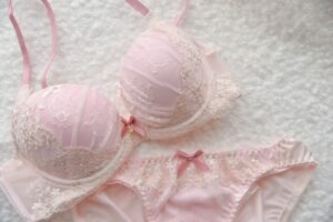 【画像】海外女子のノーブラなのにツンと張ったおっぱいｗｗｗｗｗｗｗｗｗｗｗｗ