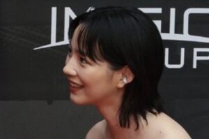 【画像】能年玲奈、お乳を半分丸出しして登壇wwwwwwwwwww