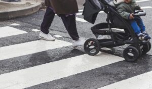 【動画】おっさん、息子が轢かれたのでついでに自分も轢かれたことにする