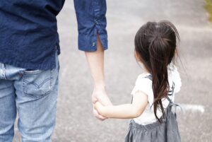 【悲報】ママさん、20年大切に育てた娘が夫と仲良くしてて咽び泣く