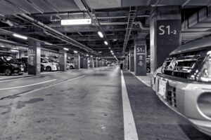 【画像】ワイ、パチ屋の駐車場で変なもんを貼られる