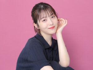 【画像】浜辺美波さん、ムッチリな腕を晒しながらビールをがぶ飲み