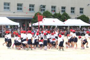 【悲報】近所の小学校の運動会の練習「えっほえっほ赤組が優勝って伝えなきゃｗ」