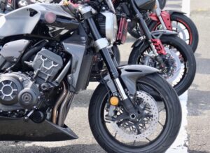 【画像】男「おいお前！今俺のバイク傷つけたろ！！」女性「えっ？」