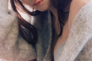 【動画】レズの女子さん、ガールフレンドに乳首を丸出しさせられる