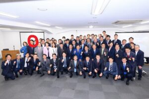 【画像】三原じゅん子、小泉陣営敗戦後の慰労会集合写真でなぜか顔を隠してしまうｗ
