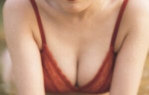 【画像】浜辺美波さん、推定Dカップお乳wwwwwwww
