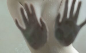 華奢グラドル、斬新な方法で手ブラに成功wwwwwwww【画像】
