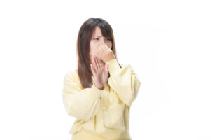 【画像】ぶつかりおじさん、女子の鼻を粉砕