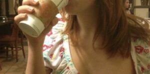 カフェ店内でお■ぱいをさらす『フラッシュおっぱいチャレンジ』wwwww