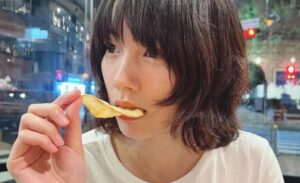 【画像】のんさん（32）、お尻の始まりが見えそうな服ｗｗｗｗｗｗｗ