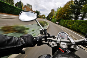 バイクワイ「信号青や！進むで！」信号無視した軽自動車女「きゃー！！！」ドンッ！！！