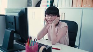【画像】お前らの職場にこんな可愛いお姉さんがいたらどうする？