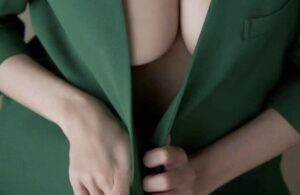 【画像】岡田紗佳とかいう女性雀士、お■ぱいを隠しきれないwww