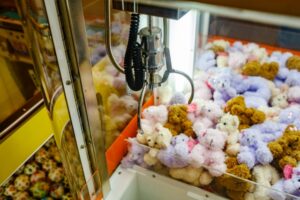 クレーンゲーム「何回もお金入れないと、アーム固くなりませんよ」←こんなこと許していいのか？