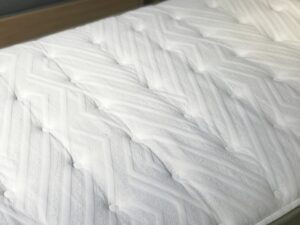 【画像】マットレスに直で寝てるやつ、こうなるからマジでやめとけ