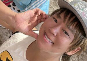新幹線に乗ってる子供「ギャエエエン😭」他の客「っせーな！」楽しんご「・・・」