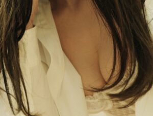 泥酔して路上で爆睡してる女性さん、下半身エッッッッッッッッッ