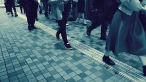 【画像】夕方の田舎の駅前、パンチラJKでごった返す…