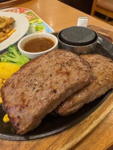 【画像】ココスのダブルビーフハンバーグ、レベチｗｗｗｗｗｗ