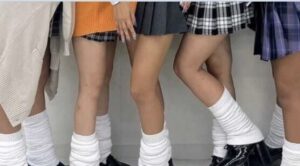 【画像】女子高生、体育祭中に彼氏に乳を吸われそうになるw