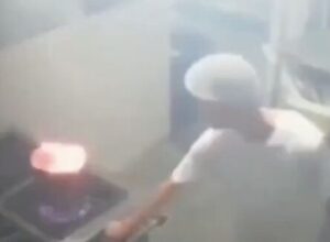 キッチンで油に火が…従業員『水で消したろw』→結果