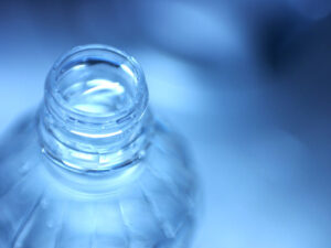 【画像】白人美女「ん？水欲しいか？ん？んｗ」黒人ガキ「あっ…あっ…」→結果ｗｗｗｗｗ