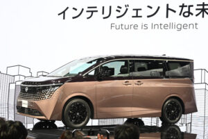 【画像】日産の新型車「エルグランド」とトヨタ「アルファード」、どっちがカッコいいかディベートしようぜw