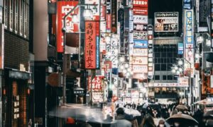 【動画】人気YouTuber、歌舞伎町を配信しながら歩いてたらいきなり襲われる