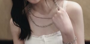 【画像】グラドル、演技で乳房を吸われてしまうwwwwwwww