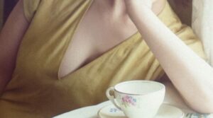 【画像】小嶋陽菜(36)、お渡し会で胸チラ