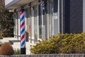 【動画】命を狙われている床屋のオッサン、客を盾にしてしまう