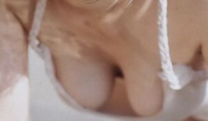 【画像】前屈みになった巨乳の乳が「こう」なるのが好きなやつwwwwwww